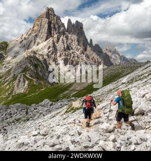 CIMA Ambrizzola et Croda da da Lago avec trois randonneurs, Alpes Dolomites montagnes, Italie Banque D'Images