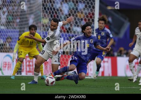 Qatar, Al Rayyan 19 janvier 2024 - Takumi Minamino du Japon et Osama Rashid d'Irak en action lors du match entre l'Irak et le Japon à la coupe d'Asie de l'AFC Banque D'Images