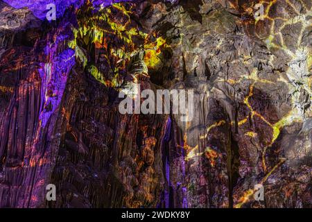 Lumières colorées illuminant les stalactites de la grotte de St Michael's, Gibraltar. Banque D'Images