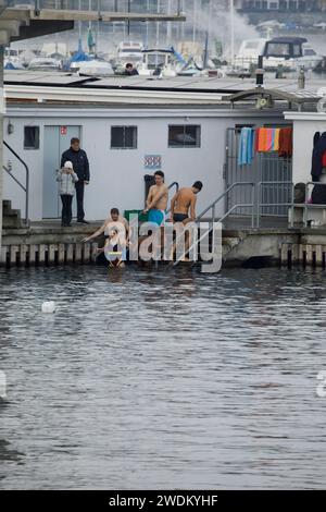 Les gens regardant d'autres personnes nager dans le lac Léman, le lac Léman, pendant novembre Genève Suisse Banque D'Images