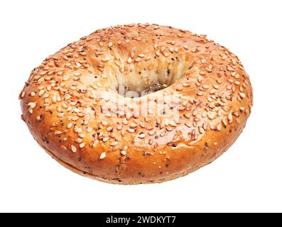 Gros plan d'un bagel au sésame fraîchement cuit isolé sur un fond blanc, parfait pour un thème de petit déjeuner ou de collation. Banque D'Images