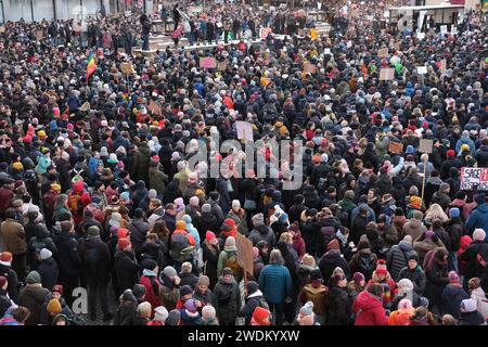 Leipzig, Allemagne. 21 janvier 2024. Les participants à un rallye se rassemblent sur la place du marché. Selon les premiers rapports de police, plus de dix mille personnes se sont rassemblées dimanche à Leipzig pour une manifestation contre le racisme, le fascisme, l'AfD et pour la démocratie. Selon un journaliste de la dpa, la place du marché était surpeuplée et les rues latérales étaient également bondées de gens. Les organisateurs ont parlé de plus de 20 000 participants. Crédit : Sebastian Willnow/dpa/Alamy Live News Banque D'Images