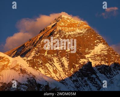 Mont Everest depuis Kala Patthar, coucher de soleil du soir vue colorée avec petit nuage au sommet, vallée de Khumbu, Solukhumbu, parc national de Sagarmatha, Népal H. Banque D'Images