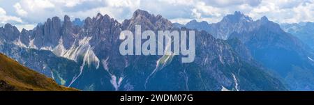 Vue panoramique sur les dolomites de Sexten ou Dolomiti di Sesto depuis les montagnes des Alpes carniennes, en Italie Banque D'Images