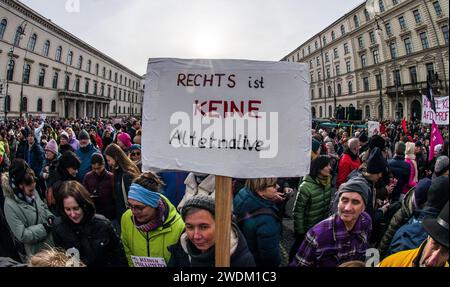 21 janvier 2024 : rejoignant plus de 100 000 000 personnes dans les villes de toute l'Allemagne, près de 300 000 habitants indignés de Munich, en Allemagne, ont protesté contre le parti AfD et son plan de «remigration» développé par Identitaere Bewegung pour la déportation massive d'étrangers et même de citoyens allemands naturalisés. La droite radicale autrichienne Identitaere Bewegung a ressuscité ces dernières années en parallèle avec la montée de l'AfD à la deuxième place dans les sondages, ce qui a conduit beaucoup à voir le soi-disant «pare-feu» entre la démocratie et le fascisme en Allemagne s'effondrer. Le plan de remigration n'a rien de nouveau, comme l'ID Banque D'Images