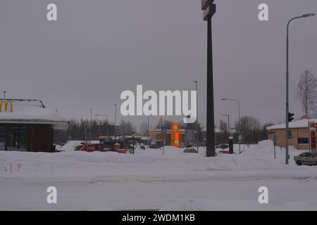 Varkaus est une petite ville hivernale située dans la province de Savonie du Nord, en Finlande. Maisons, routes, bâtiments, structures, arbres, forêts, sapin Banque D'Images