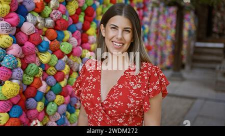 Joyeuse femme hispanique, rayonnante de beauté naturelle, se tient en toute confiance posant à yasaka koshindo, souriant insouciante au milieu de la tradition colorée, son expr Banque D'Images