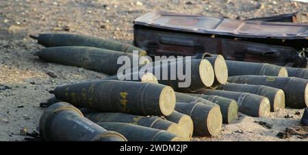 4 mars 1991 abandon des obus d'artillerie explosifs M107 de 155 mm de l'armée irakienne sur la route 801, la route d'Um Qasr dans le nord-est du Koweït. Banque D'Images