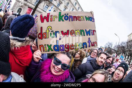 21 janvier 2024 : rejoignant plus de 100 000 000 personnes dans les villes de toute l'Allemagne, près de 300 000 habitants indignés de Munich, en Allemagne, ont protesté contre le parti AfD et son plan de «remigration» développé par Identitaere Bewegung pour la déportation massive d'étrangers et même de citoyens allemands naturalisés. La droite radicale autrichienne Identitaere Bewegung a ressuscité ces dernières années en parallèle avec la montée de l'AfD à la deuxième place dans les sondages, ce qui a conduit beaucoup à voir le soi-disant «pare-feu» entre la démocratie et le fascisme en Allemagne s'effondrer. Le plan de remigration n'a rien de nouveau, comme l'ID Banque D'Images