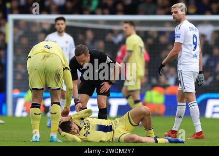 Leeds, Royaume-Uni. 21 janvier 2024. L'arbitre David Webb vérifie Mads Frokjar-Jensen de Preston North End après avoir été fauché par Glen Kamara de Leeds United lors du match de championnat Leeds United FC contre Preston North End FC Sky BET EFL à Elland Road, Leeds, Angleterre, Royaume-Uni le 21 janvier 2024 crédit: toutes les secondes Media/Alamy Live News Banque D'Images