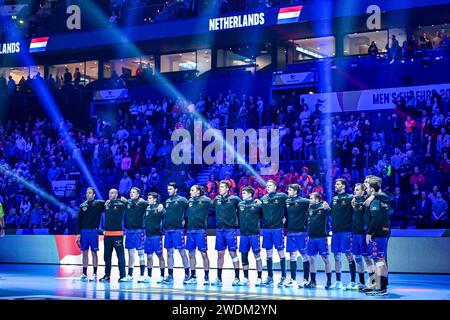 HAMBOURG, ALLEMAGNE - JANVIER 21 : Niels Versteijnen des pays-Bas, Luc Steins des pays-Bas, Rutger ten Velde des pays-Bas, Lars Kooij des pays-Bas, Ivar Stavast des pays-Bas, Bobby Schagen des pays-Bas, Dani Baijens des pays-Bas, Robin Schoenaker des pays-Bas, ISO Sluijters des pays-Bas, Kaj Geenen des pays-Bas, Martijn Kleijkers des pays-Bas, Jorn Smits des pays-Bas, Alec Smit des pays-Bas, Tim Claessens des pays-Bas chantent l'hymne national lors du match de la ronde principale de l'EHF Euro 2024 entre la Slovénie et les pays-Bas Banque D'Images