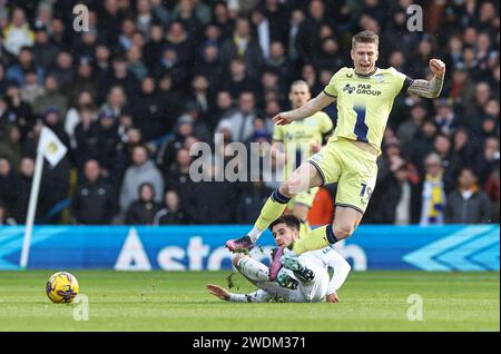 Elland Road, Leeds, Yorkshire, Royaume-Uni. 21 janvier 2024. EFL Championship football, Leeds contre Preston North End ; Emil Riis Jakobsen de Preston North End est attaqué par Ilia Gruev Credit : action plus Sports/Alamy Live News de Leeds United Banque D'Images