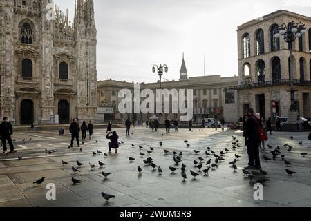 Touristes nourrissant et photographiant les pigeons et le duomo à Piazza del Duomo, Milan, Milan, Italie Banque D'Images