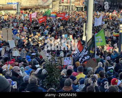 Freiburg im Breisgau, Allemagne. 21 janvier 2024. Plusieurs milliers de personnes manifestent contre l'extrémisme de droite à Fribourg. Les participants se sont rassemblés sur la Platz der alten Synagoge avant qu'une procession de démonstration ne s'envole dans le centre-ville. Crédit : Valentin Gensch/dpa/Alamy Live News Banque D'Images