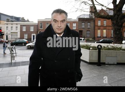 Photo du dossier datée du 16/12/10 de Ian Bailey arrive à la haute Cour de Dublin. Ian Bailey, le principal suspect dans le meurtre de la productrice française Sophie Toscan du Plantier, est décédé à l’âge de 66 ans à Cork. M. Bailey a toujours nié avec véhémence toute implication dans la mort de Mme Toscan du Plantier. Banque D'Images