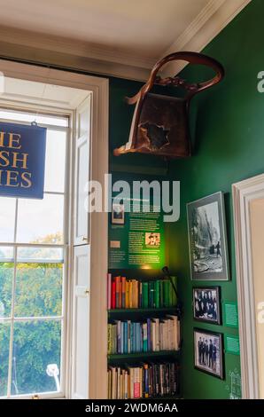 Dublin, Leinster, Irlande septembre 26 2023 - Irish Times Editors office dans le Little Museum de Dublin avec la chaise de Flan O'Brien montée sur le mur Banque D'Images