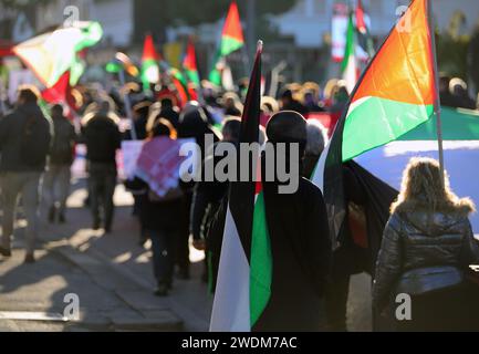 Vicenza, VI, Italie - 20 janvier 2024 : de nombreux drapeaux palestiniens rétroéclairés portés par les manifestants pendant la manifestation Banque D'Images