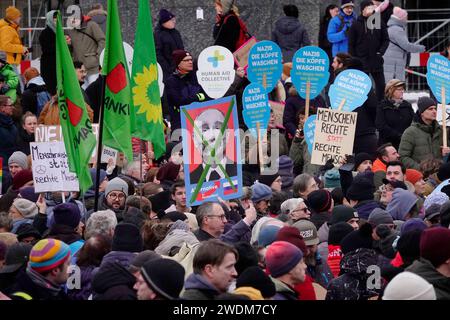 21.01.2024, Chedmnitz, Demonstration Das Bündnis Zusammen gegen rechts Hat für Sonntag zu einer anti-AfD-Demonstration aufgerufen. Treffpunkt ist 15,00 Uhr am Karl-Marx-Monument. DAS Motto ist alle zusammen gegen den Faschismus . Es gab einen Aufmarsch durch die Innenstadt mit einer Zwischenkundgebung an der Haltestelle Theaterstrasse. Die Polizei war vor Ort. Mehrere Tausend Teilnehmer nahmen an der Demonstration teil. Anti-AfD-Demo *** 21 01 2024, Chedmnitz, manifestation l'alliance Zusammen gegen rechts a appelé à une manifestation anti AfD le dimanche point de rencontre est 3 heures au Karl M. Banque D'Images