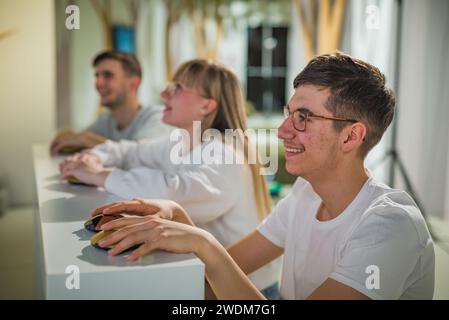 Étudiants à un concours de quiz avec mains sur un bouton Banque D'Images