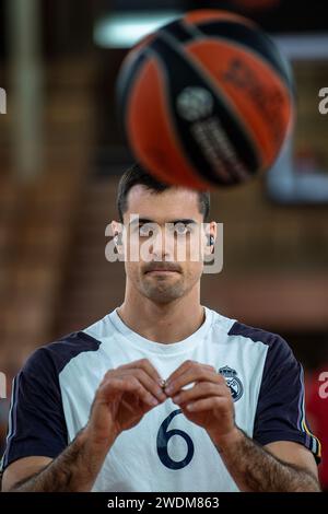 Alberto Abalde, joueur n°6 de Madrid, s'entraîne avant le match de Turkish Airlines Euroleague entre L'AS Monaco et le Real Madrid dans la salle Gaston-Medecin à Monaco. Score final : AS Monaco 90 - 74 Real Madrid. Banque D'Images