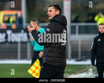 Aalen, Deutschland. 21 janvier 2024. Thomas Woerle, Cheftrainer (SSV Ulm 1846) applaudiert nach einer guten Aktion seiner Mannschaft, SSV Ulm 1846 vs SpVgg Unterhaching, 3. Liga, Fussball, Herren, 21.01.2024 photo : EIBNER/Michael Schmidt crédit : dpa/Alamy Live News Banque D'Images