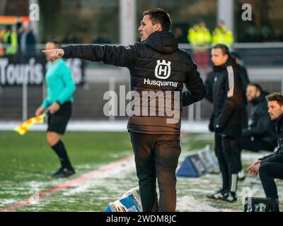 Aalen, Deutschland. 21 janvier 2024. Thomas Woerle, Cheftrainer (SSV Ulm 1846) gibt seiner Mannschaft Anweisungen, SSV Ulm 1846 vs SpVgg Unterhaching, 3. Liga, Fussball, Herren, 21.01.2024 photo : EIBNER/Michael Schmidt crédit : dpa/Alamy Live News Banque D'Images