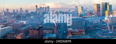 Manchester Skyline sur un matin brumeux Banque D'Images