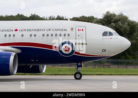 Gros plan du poste de pilotage de l'Airbus A310 (CC150 Polaris) du gouvernement du Canada au sol pour le décollage de Lviv Banque D'Images