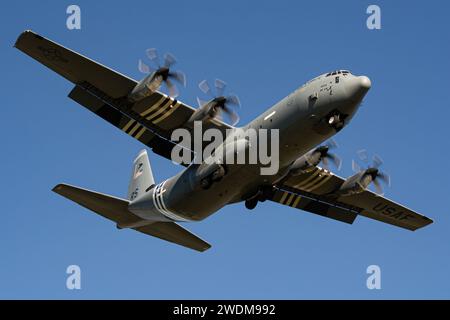 US Air Force Lockheed C-130 Hercules avec livrée rayée atterrissant à l'aéroport de Lviv Banque D'Images