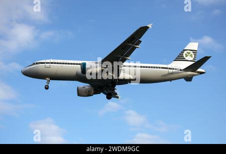 Un Airbus A320 d'Aer Lingus peint dans une livrée rétrospective des années 1960 arrivant à l'aéroport de Lanzarote Arrecife Banque D'Images