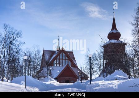 Église de Kiruna recouverte de neige en forme de Sami goahti à Kiruna, Suède. L'un des plus grands bâtiments en bois de Suède. Style néo-gothique Banque D'Images