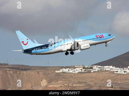 Un Boeing 737-800 de TUI Belgium quitte l'aéroport de Lanzarote Arrecife Banque D'Images