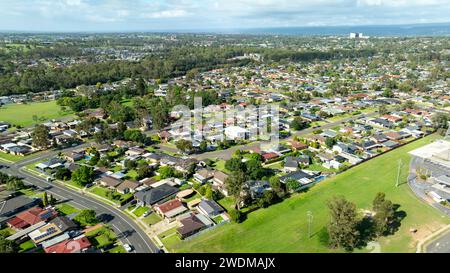 Photographie aérienne par drone de maisons et de parcs dans la banlieue du comté de Werrington dans la région du Grand Sydney en Nouvelle-Galles du Sud en Australie Banque D'Images