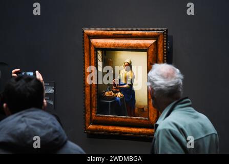 Amsterdam, pays-Bas. 20 janvier 2024. Les visiteurs admirent la Milkmaid, célèbre tableau de Johannes Vermeer. Photo de haute qualité Banque D'Images