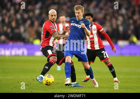 Vinicius Souza de Sheffield United (à gauche) et James Ward-Prowse de West Ham United se battent pour le ballon lors du match de Premier League à Bramall Lane, Sheffield. Date de la photo : dimanche 21 janvier 2024. Banque D'Images