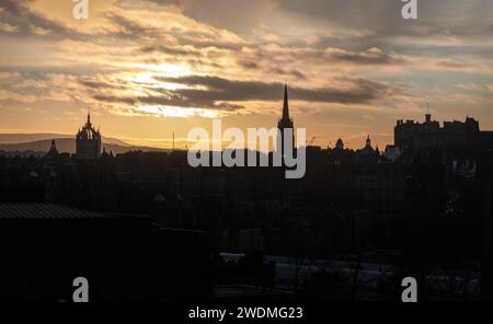 Coucher de soleil en soirée vue sur le centre-ville du château et le quartier de la vieille ville d'Édimbourg. Les bâtiments de la ville d'Édimbourg forment des formes de silhouette contre Banque D'Images