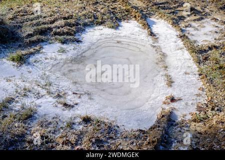 des tourbillons complexes forment des motifs dans la grande flaque d'eau gelée campagne ruelle zala comté de hongrie Banque D'Images