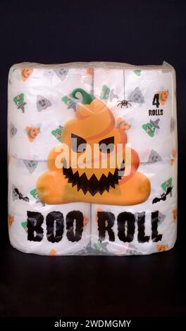 halloween édition spéciale quatre paquet de rouleaux de toilette boo roll sur fond noir Banque D'Images