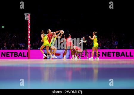 OVO Wembley Arena, Londres, Royaume-Uni. 21 janvier 2024. Vitality netball Nations Cup London Day 2 ; Fran Williams d'Angleterre Vitality Roses fautes Kiera Austin d'Australie origine Diamonds crédit : action plus Sports/Alamy Live News Banque D'Images