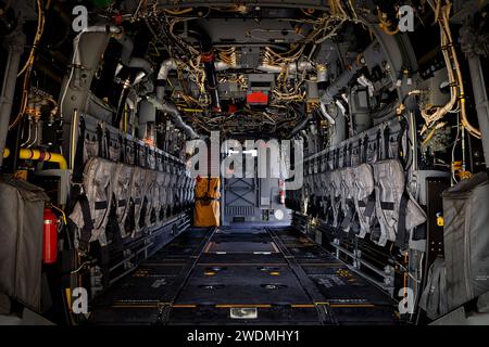 L'intérieur d'un V-22 Osprey de l'US Navy exposé à l'America's Airshow 2023 à Miramar, en Californie. Banque D'Images