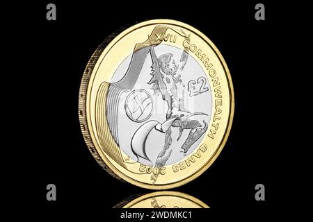 Pièce de 2 £ représentant un drapeau de l'Angleterre sur une pièce commémorative de 2 £ pour les Jeux du Commonwealth tenus à Manchester Banque D'Images