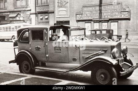 Photo tirée de l'album d'une famille juive italienne (Jarach) voyageant à New york et à l'exposition internationale de Chicago à l'été 1933. Voici un taxi du système de transport Parmelee à New York Banque D'Images