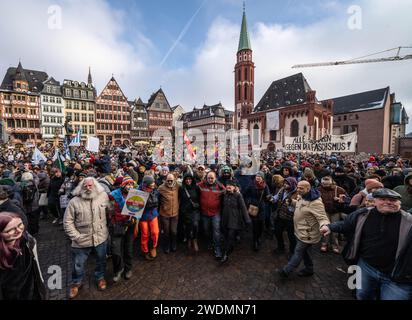 20 janvier 2024, Hesse, Francfort-sur-le-main : des milliers de personnes participent à un rassemblement sur le Römerberg de Francfort sous le slogan "défendre la démocratie" pour manifester contre l'AfD et l'extrémisme de droite. Les participants veulent envoyer un signal de résistance contre les activités de droite. Photo : Frank Rumpenhorst/dpa Banque D'Images