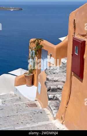 Île de Santorin, coin coloré au village d'Oia, plein de couleurs typiques des cyclades et vue sur la mer de la célèbre caldeira de Santorin, en Grèce, en Europe. Banque D'Images