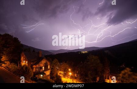 Foudre, tonnerre, fortes pluies. Tempêtes pendant lesquelles il vaut mieux ne pas rester dehors dans les montagnes des géants sans protection. Banque D'Images