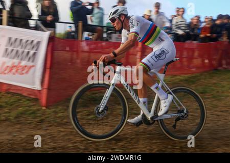 Benidorm, Espagne, le 21 janvier 2024 : le cycliste d'Alpecin-Deceuninck, Mathieu Van der Poel (1 ans), lors de l'épreuve élite féminine de la coupe du monde de Cyclo-cross UCI 2024, le 21 janvier 2024, dans le Parc des Foietes, à Benidorm, Espagne. Crédit : Alberto Brevers / Alamy Live News. Banque D'Images