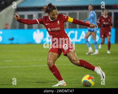 Manchester, Royaume-Uni. 21 janvier 2024. Manchester, Angleterre, 21 janvier 2024 : Taylor Hinds (12 Liverpool) libère le ballon lors du match de la Barclays FA Womens Super League entre Manchester City et Liverpool au joie Stadium à Manchester, Angleterre (Natalie Mincher/SPP) crédit : SPP Sport Press photo. /Alamy Live News Banque D'Images