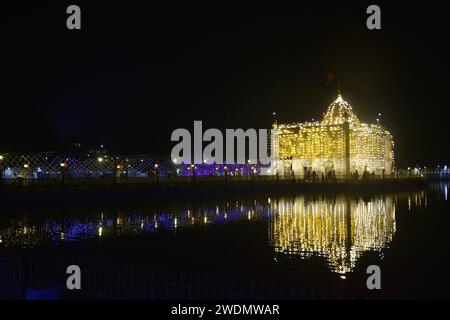 Amritsar, Inde. 21 janvier 2024. AMRITSAR, INDE - JANVIER 21 : une vue du temple Durgiana illuminé à la veille de la cérémonie de Pran Prathishtha pour le temple RAM, qui se tient à Ayodhya, le 21 janvier 2024 à Amritsar, en Inde. (Photo Sameer Sehgal/Hindustan Times/Sipa USA ) crédit : SIPA USA/Alamy Live News Banque D'Images