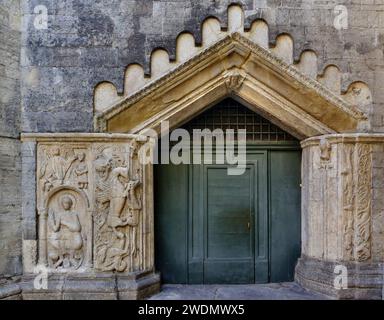 Italie Lombardie Lac de Côme - Côme - Basilique de San Fedele détail de porte de l'abside - Porta del Dragon ( porte de Dragoon) Banque D'Images