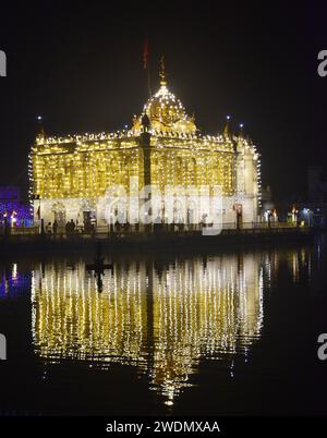 Amritsar, Inde. 21 janvier 2024. AMRITSAR, INDE - JANVIER 21 : une vue du temple Durgiana illuminé à la veille de la cérémonie de Pran Prathishtha pour le temple RAM, qui se tient à Ayodhya, le 21 janvier 2024 à Amritsar, en Inde. (Photo Sameer Sehgal/Hindustan Times/Sipa USA ) crédit : SIPA USA/Alamy Live News Banque D'Images